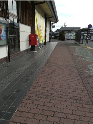 駅を出て左側の写真