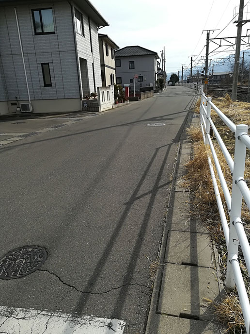 踏切を渡って右を向いた写真