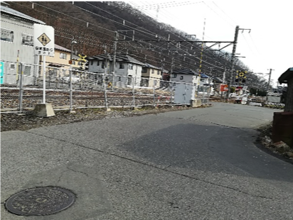 踏切前の道の写真